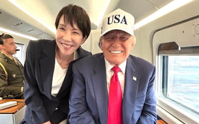 '트럼프 헬기 타고 투샷' 공개한 日 총리…미·일 밀착 과시