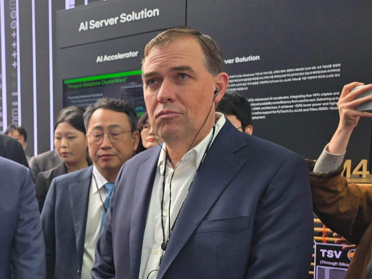 맷 가먼 AWS CEO가 28일 경주 엑스포대공원에 마련된 APEC 2025 'K-테크 쇼케이스' 전시장에서 SK그룹의 데이터센터 기술을 살펴보고 있다. 사진=강해령 기자