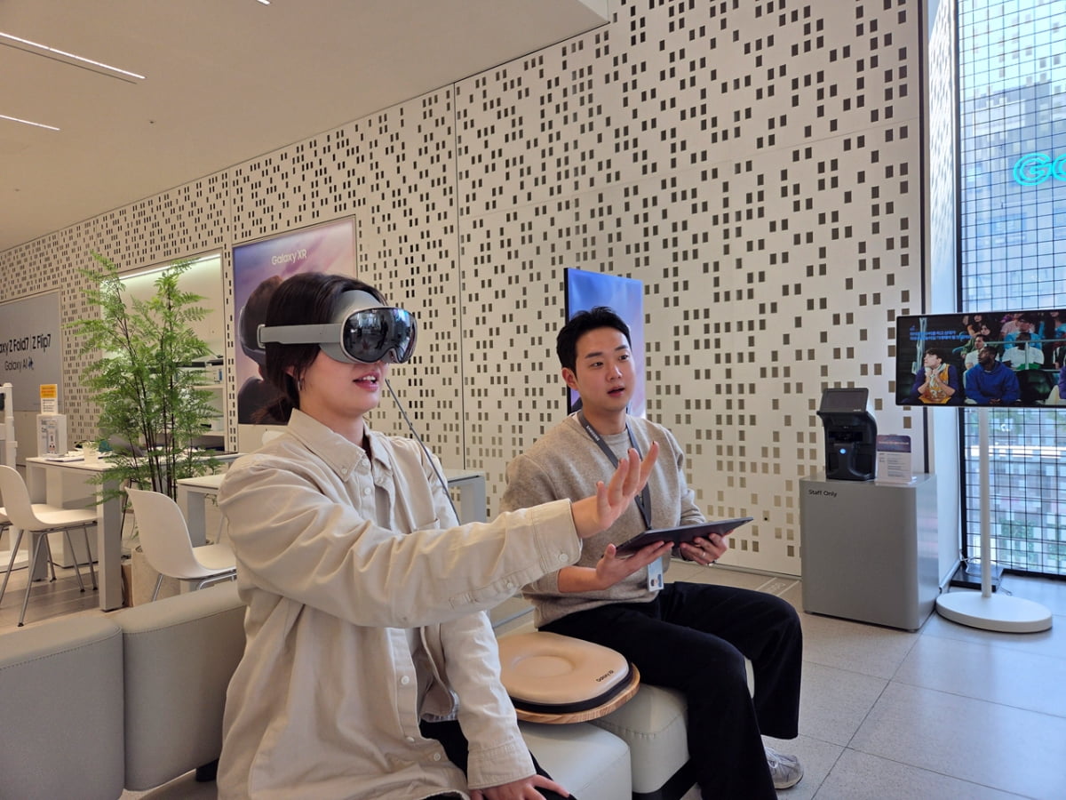 "애플보다 낫다" 삼성 매장 찾는 1030…갤럭시 XR '북적'