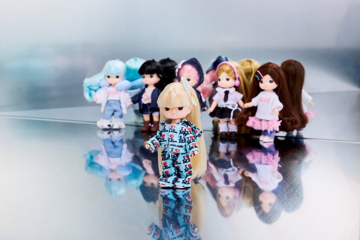 파우치·키링 체인 인형…아일릿, 1020 트렌드 꿰뚫는 머치 음반 '화제'