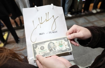 [포토] 시민들에게 사인해주는 젠슨 황