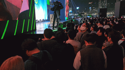 젠슨 황과 '치맥' 후 무대 올라 포옹한 이재용·정의선…"우리는 친구" [영상]