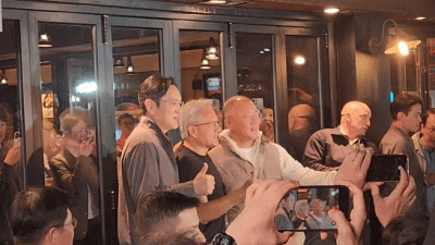 '치맥 회동' 젠슨 황 골든벨 울리고 이재용·정의선이 냈다…시민들 '환호' [영상]