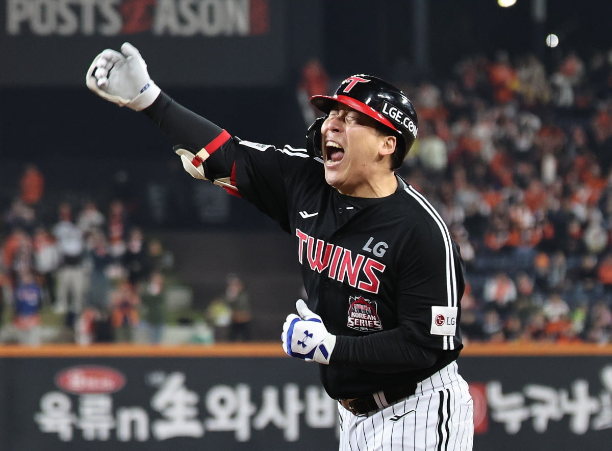 LG, 9회초 역전 드라마…한국시리즈 우승까지 '1승'