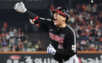 LG, 9회초 역전 드라마…한국시리즈 우승까지 ‘1승’