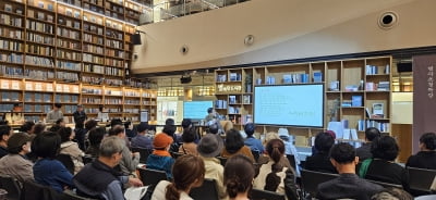 그는 왜 어머니를 ‘꽃장’으로 모셨을까 [고두현의 아침 시편]