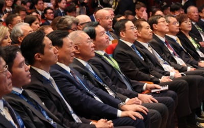 트럼프부터 젠슨 황까지…초대형 네트워크 장 된 CEO 서밋 [APEC 2025]