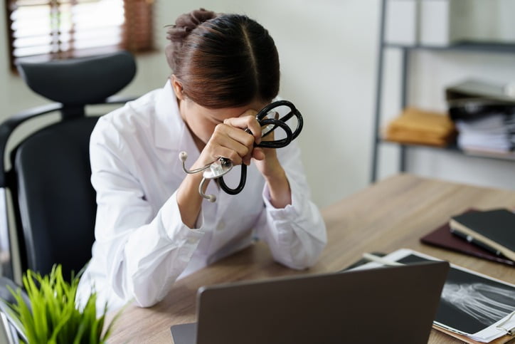 후배 꼬셔 병원 넘기더니…아래층에 개업한 나쁜 선배 '철퇴' [곽용희의 인사노무노트]