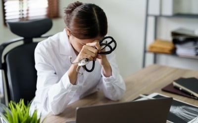 후배 꼬셔 병원 팔더니…아래층에 개업한 황당 의사 '철퇴' [곽용희의 인사노무노트]