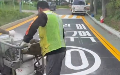 "일당 8000원으로…" '50도' 뜨거운 도로 위 예술가의 하루 [권용훈의 직업불만족(族)]