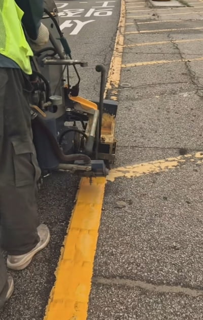 "일당 8000원으로 시작"…‘로드 아티스트’의 도로 위 40년 인생 [권용훈의 직업불만족(族)]