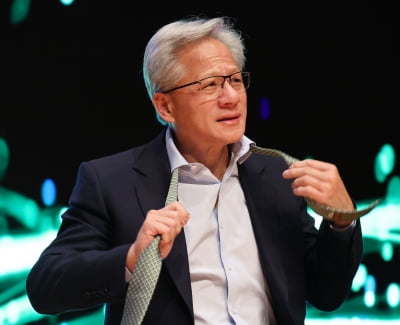 [포토] 넥타이 푸는 젠슨 황