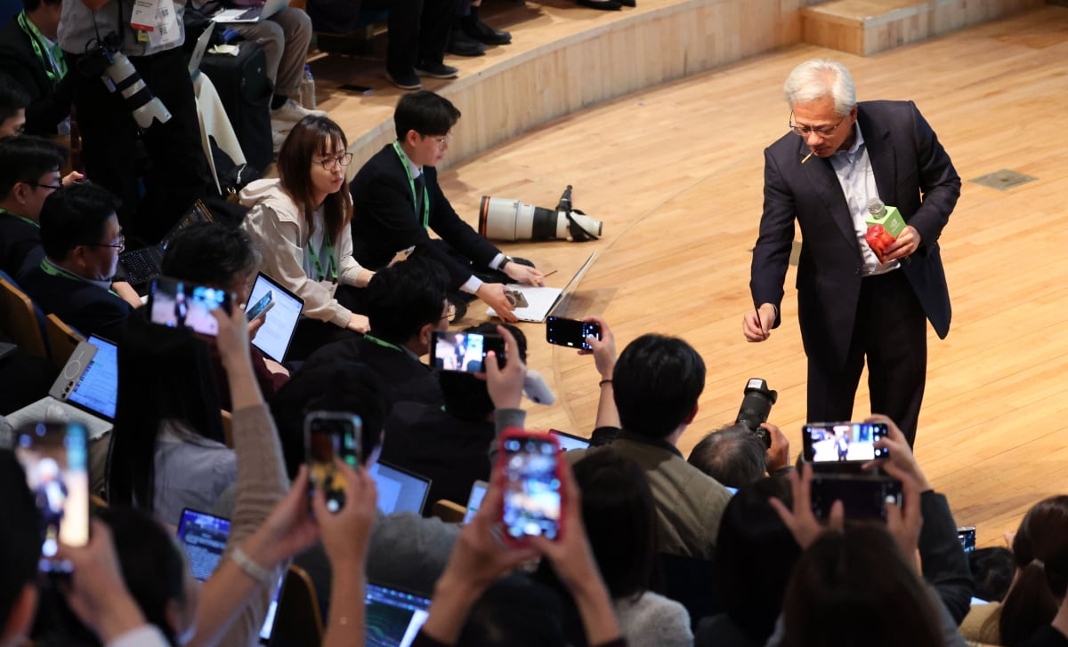 [포토] 기자들에게 빼빼로 나눠주는 젠슨 황