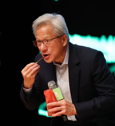 [포토] 빼빼로 먹는 젠슨 황