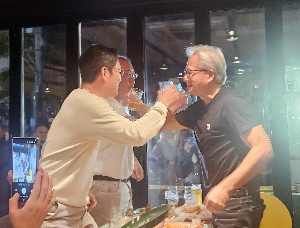 젠슨 황 엔비디아 최고경영자가 지난 30일 서울 삼성동 한 치킨집에서 이재용 삼성전자 회장, 정의선 현대차그룹 회장과 치맥 회동을 하며 러브샷을 하고 있다. 사진=연합뉴스