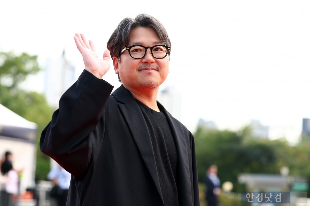 [포토] 레드카펫 밟는 '중증외상센터' 이도윤 감독 (서울드라마어워즈 2025)