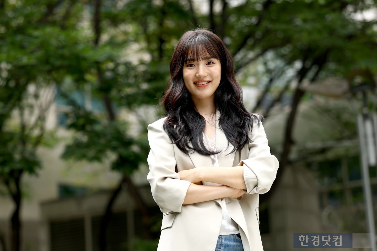 '폭군의 셰프'로 '빵' 떴다? 10년 넘게 차근차근 배우 윤서아