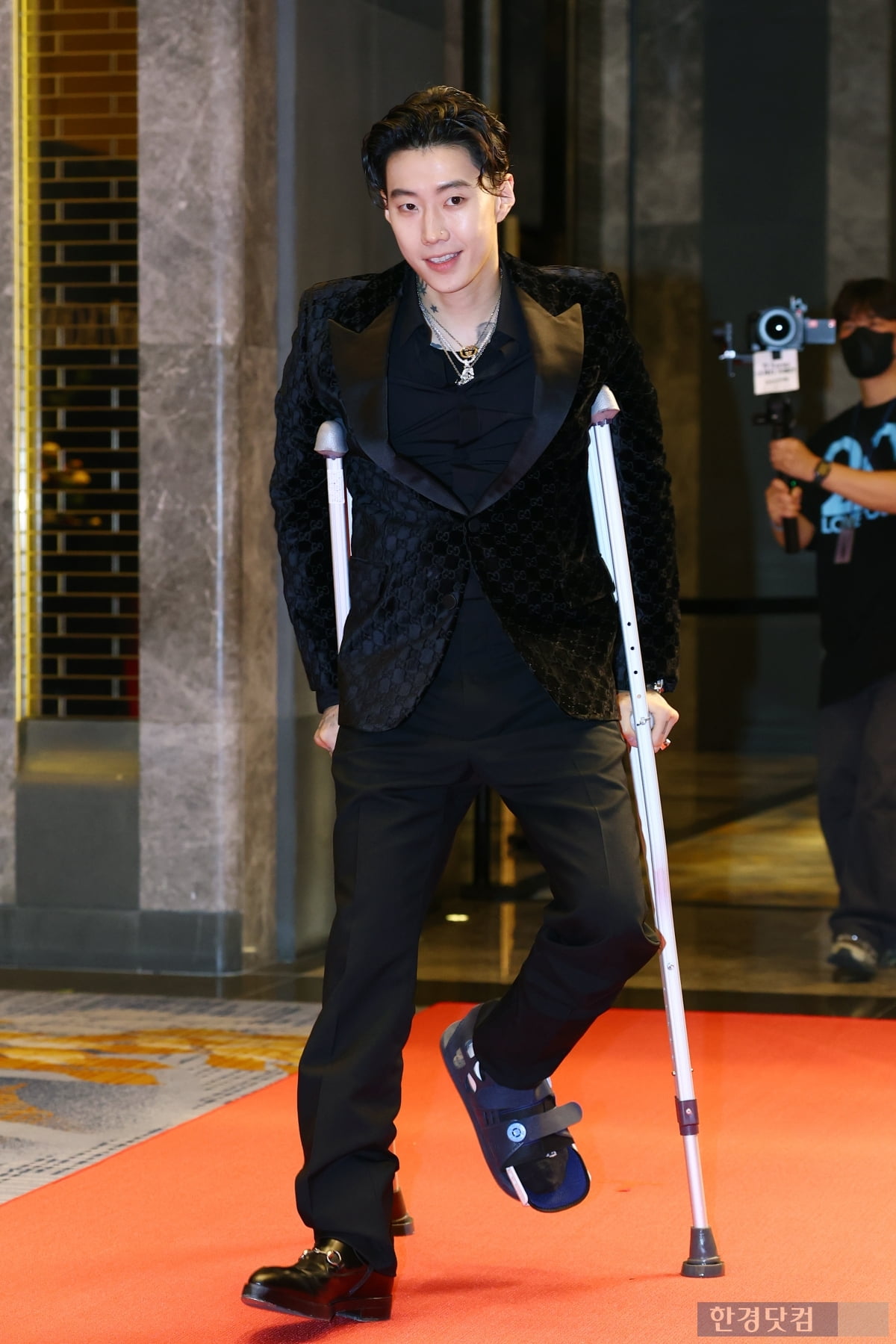 [포토] 박재범, '목발 짚고도 멋지게 등장'