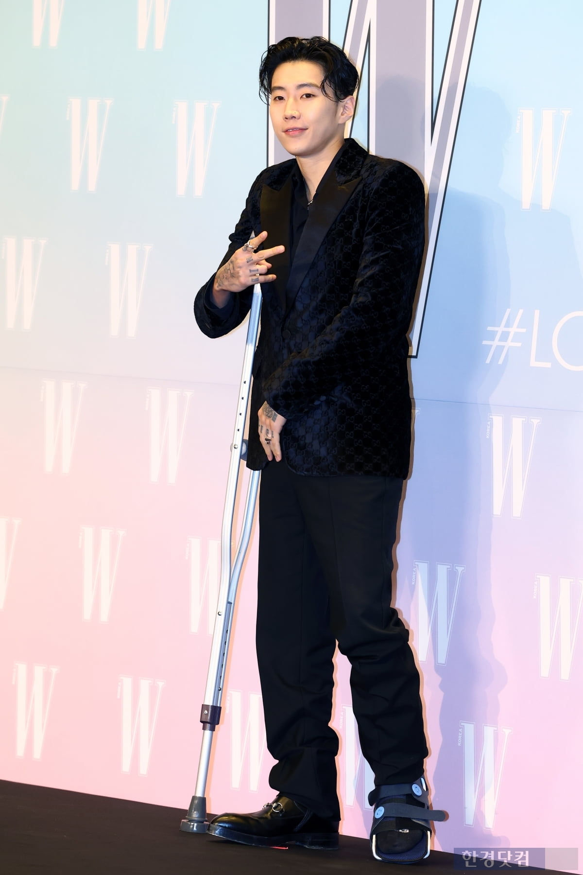 [포토] 박재범, '목발 짚고도 멋지게 등장'