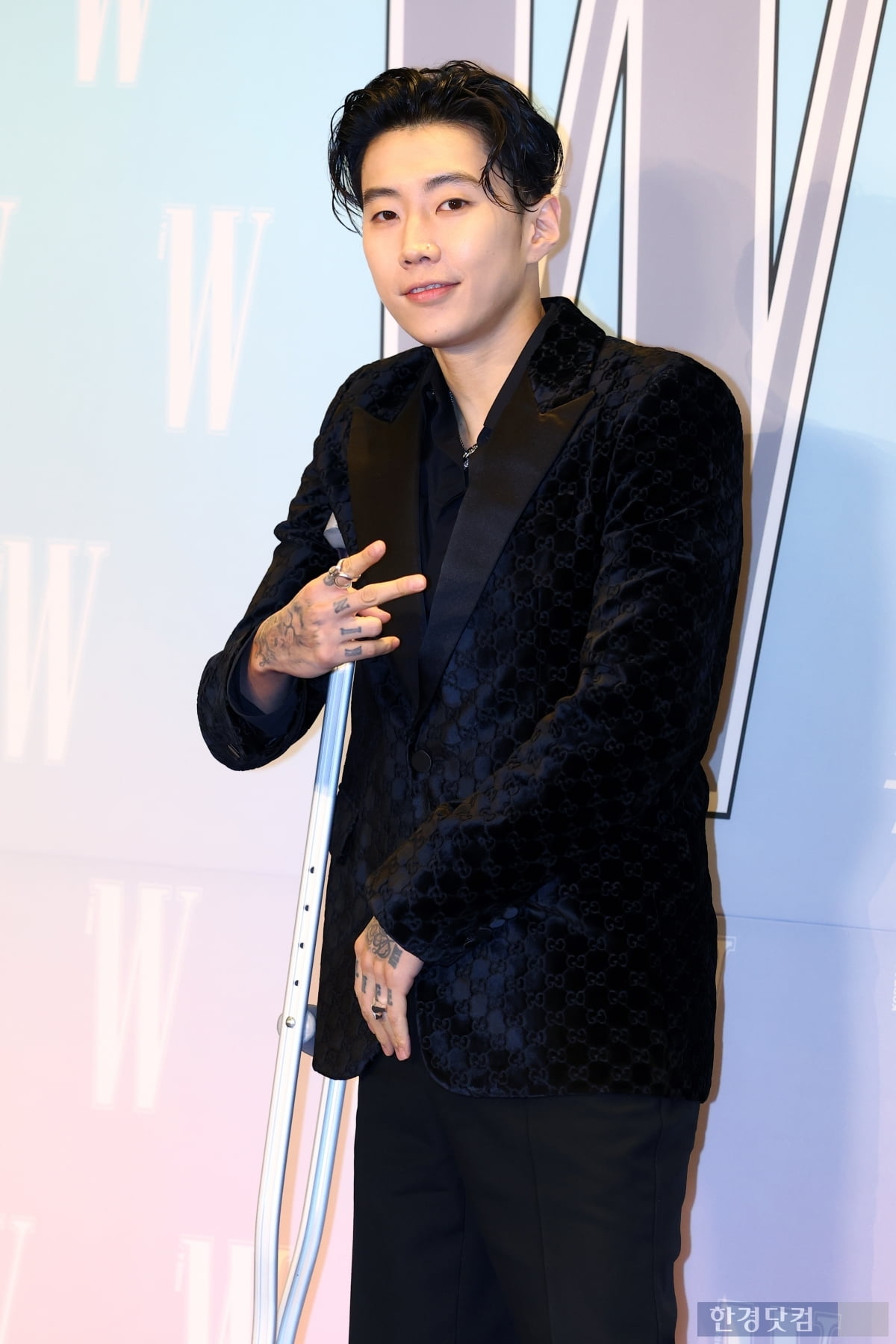 [포토] 박재범, '목발 짚고도 멋지게 등장'