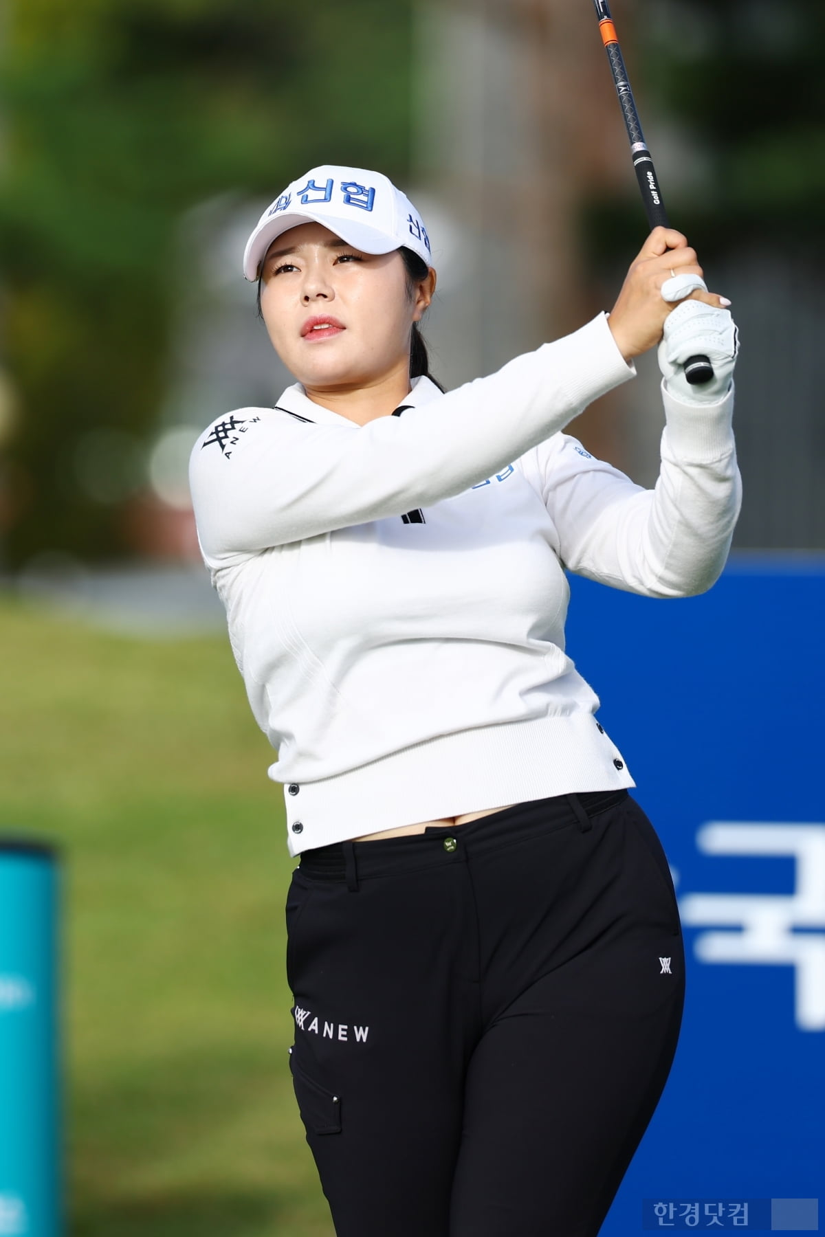 [포토] 유지나, '더 높은 곳으로 올라가자' (상상인·한경 와우넷 오픈 2025)