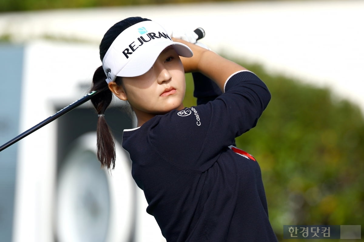 [포토] 윤수아, '신중하게 날려 보낸다' (상상인·한경 와우넷 오픈 2025)