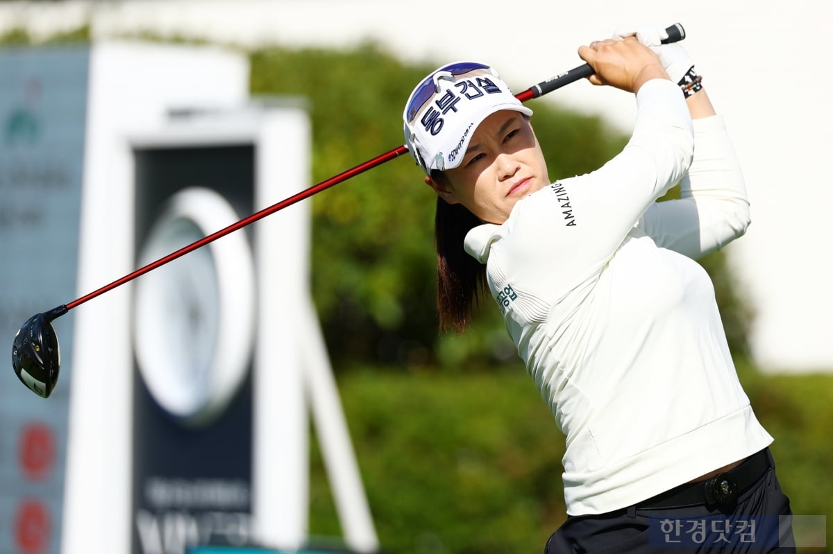 [포토] 지한솔, '군더더기 없는 깔끔한 티샷' (상상인·한경 와우넷 오픈 2025)