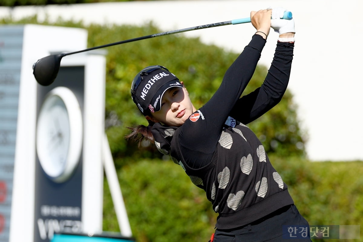 [포토] 박현경, '바람을 읽고 신중하게' (상상인·한경 와우넷 오픈 2025)