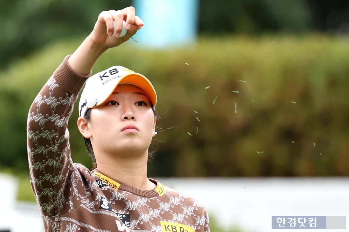 [포토] 방신실, '바람을 뚫고 날아라~' (상상인·한경 와우넷 오픈 2025)