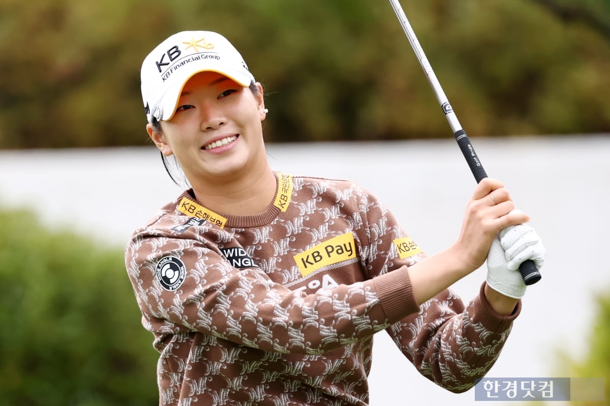 [포토] 방신실, '바람을 뚫고 날아라~' (상상인·한경 와우넷 오픈 2025)