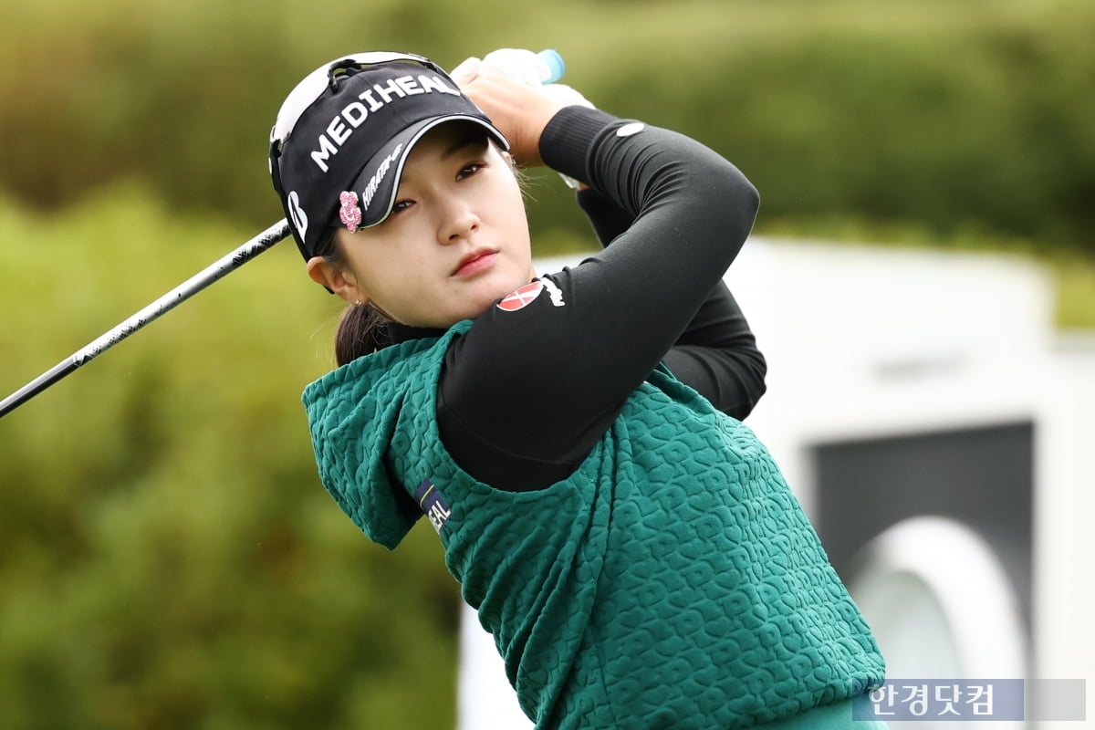 [포토] 박현경, '더 높은 곳으로 올라가자~' (상상인·한경 와우넷 오픈 2025)