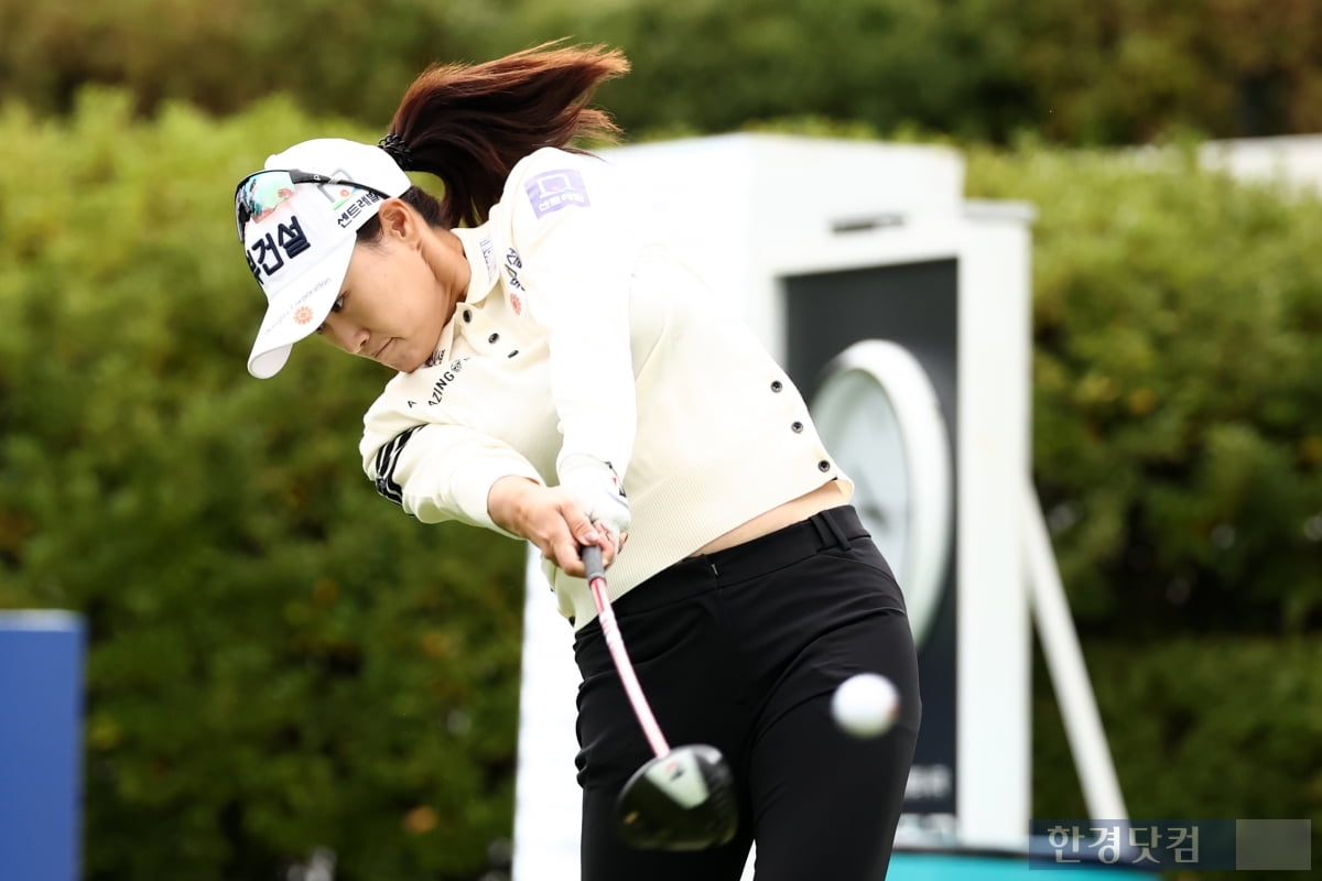 [포토] 지한솔, '힘차게 날려 보낸다' (상상인·한경 와우넷 오픈 2025)