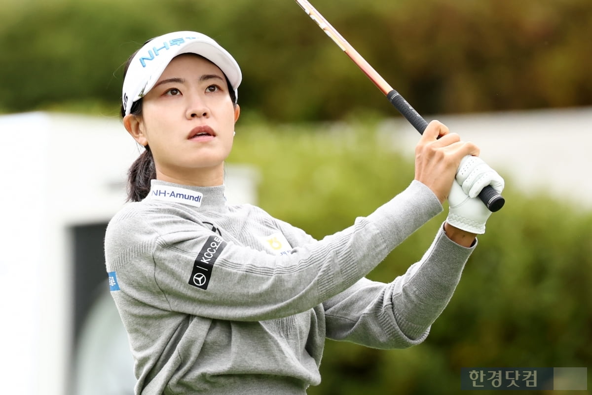 [포토] 박민지, '리더보드 위로 올라가자' (상상인·한경 와우넷 오픈 2025)