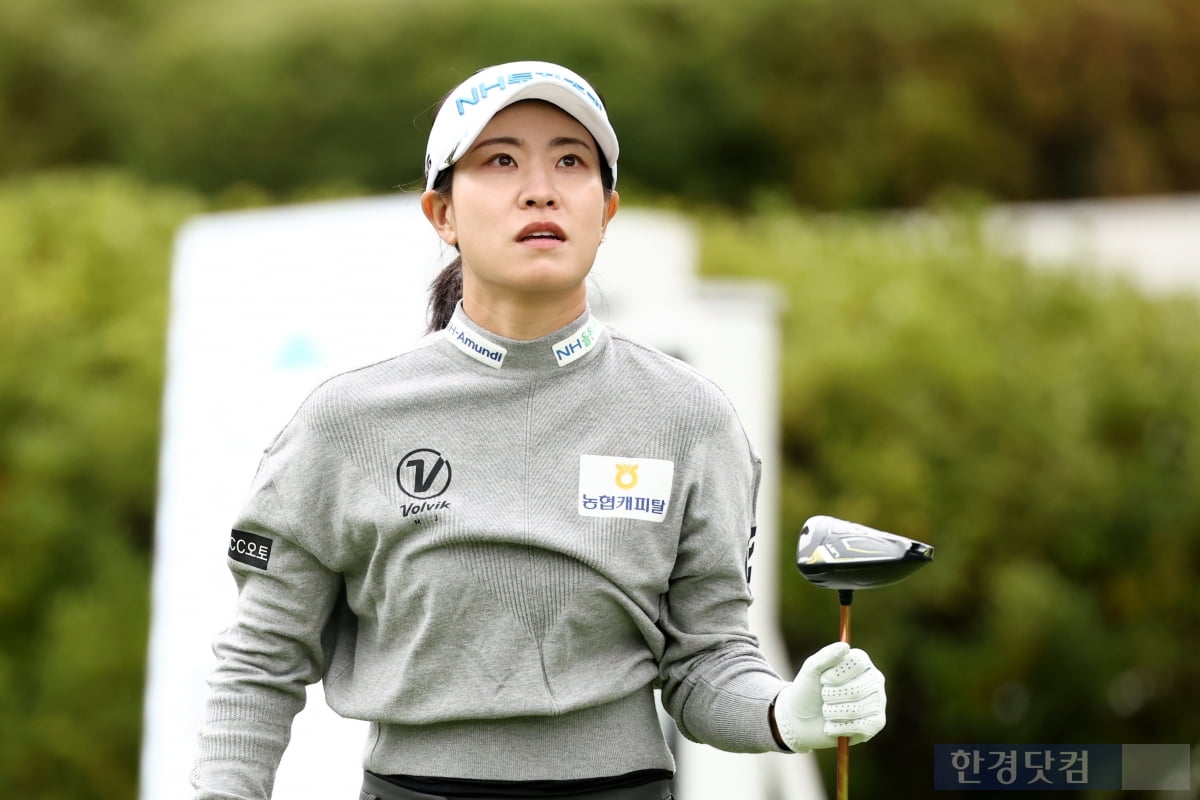 [포토] 박민지, '리더보드 위로 올라가자' (상상인·한경 와우넷 오픈 2025)