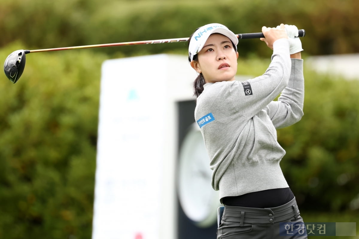 [포토] 박민지, '리더보드 위로 올라가자' (상상인·한경 와우넷 오픈 2025)