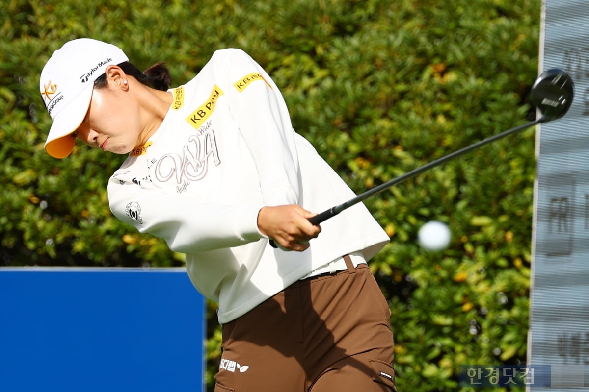 [포토] 방신실, '리더보드 위로 올라가자 (상상인·한경 와우넷 오픈 2025)