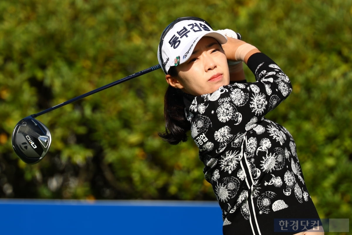 [포토] 김수지, '가을 하늘 위로 날아라~' (상상인·한경 와우넷 오픈 2025)