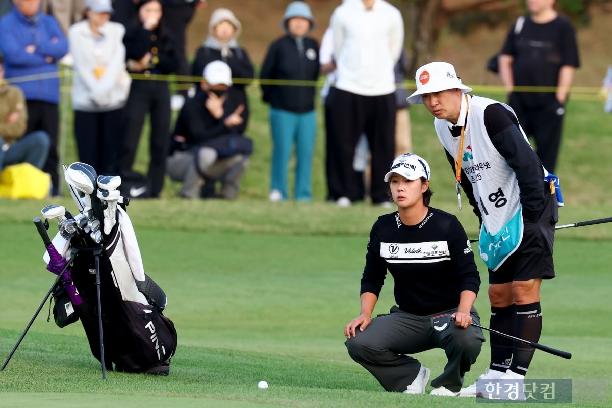 [포토] 박지영, 아쉬운 연장 패배… '승자에게 뜨거운 포옹' (상상인·한경 와우넷 오픈 2025)