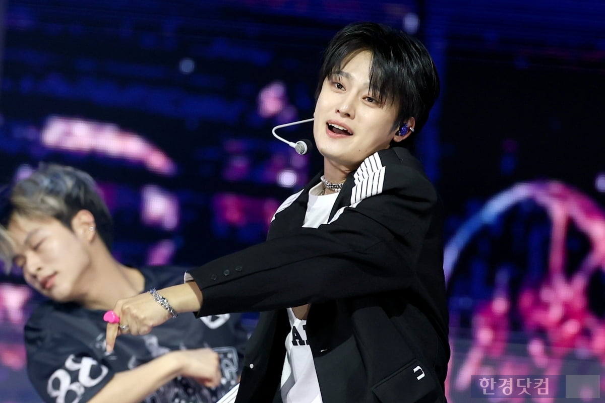 MIN, '감탄을 부르는 멋진 두 남자'