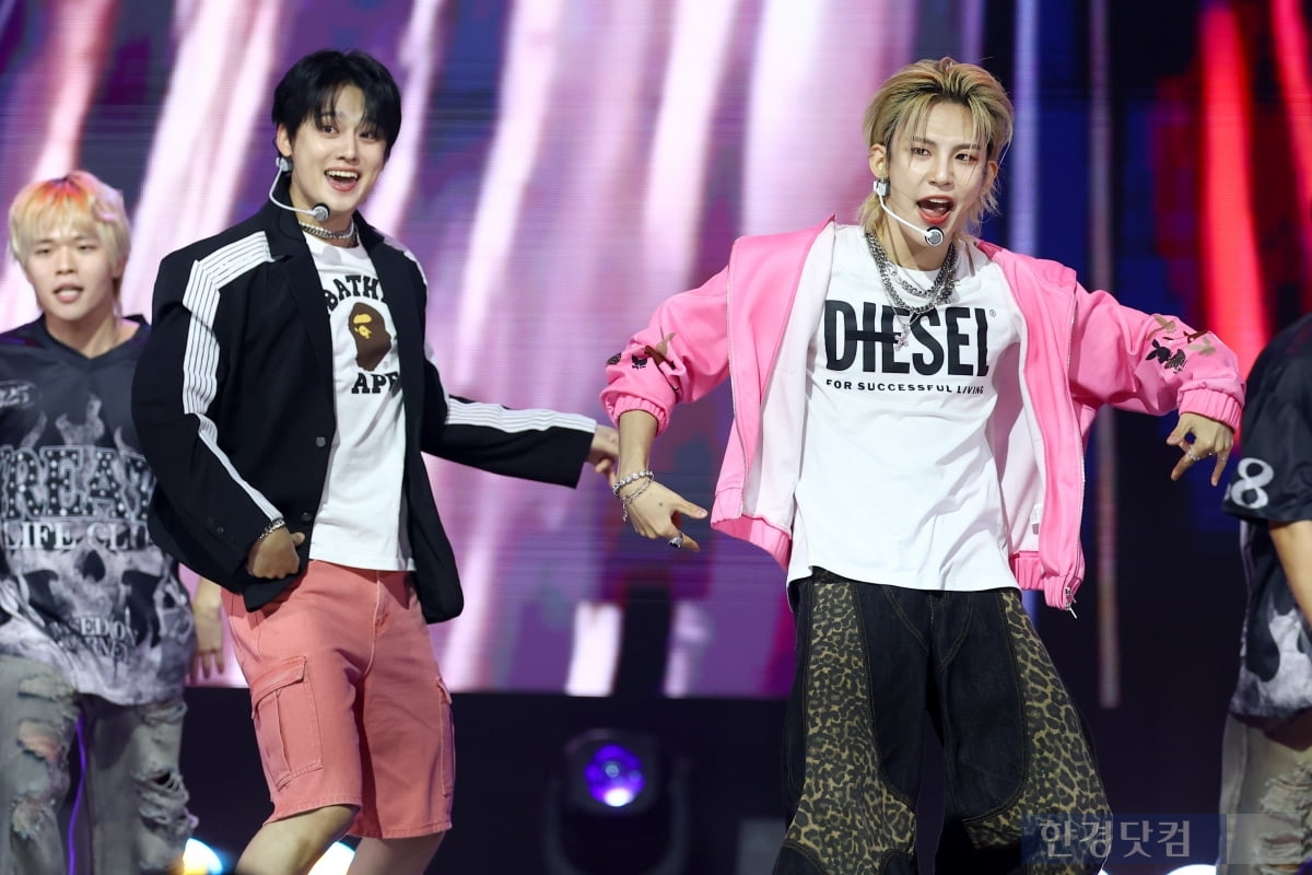 MIN, '감탄을 부르는 멋진 두 남자'