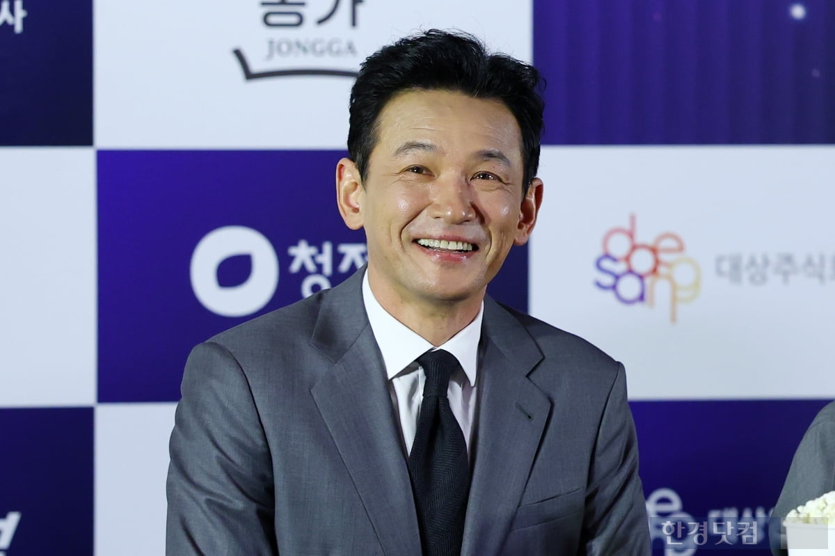 [PHOTOPIC] 황정민, 달콤한 말에 또 속아… '역대급 홍초짤 또 생성'