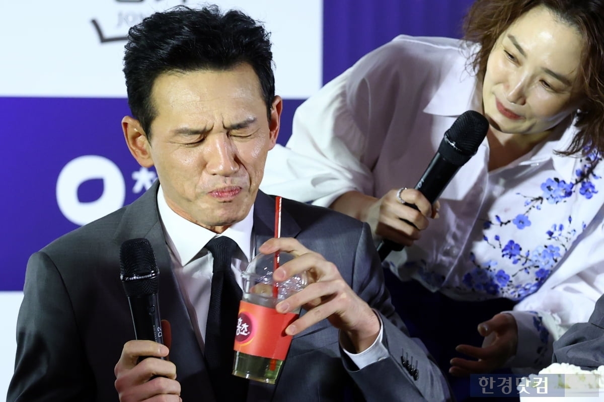 [PHOTOPIC] 황정민, 달콤한 말에 또 속아… '역대급 홍초짤 또 생성'