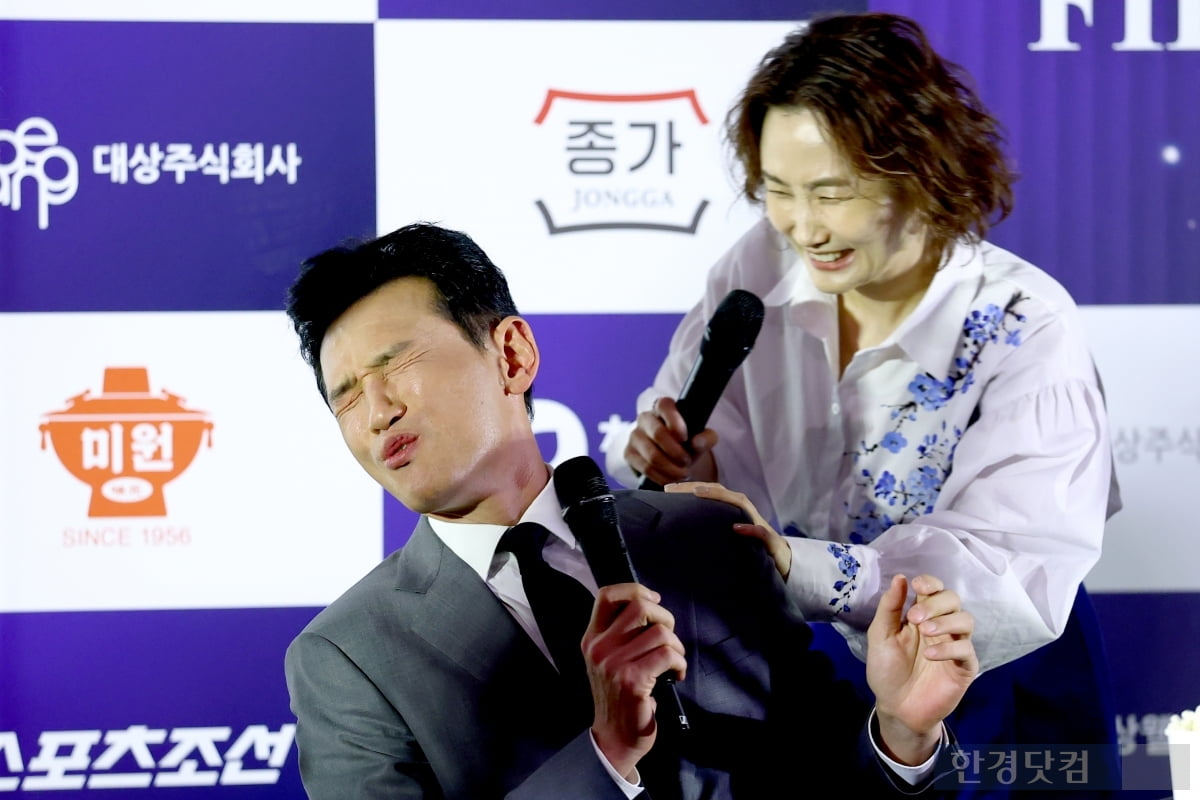 [PHOTOPIC] 황정민, 달콤한 말에 또 속아… '역대급 홍초짤 또 생성'