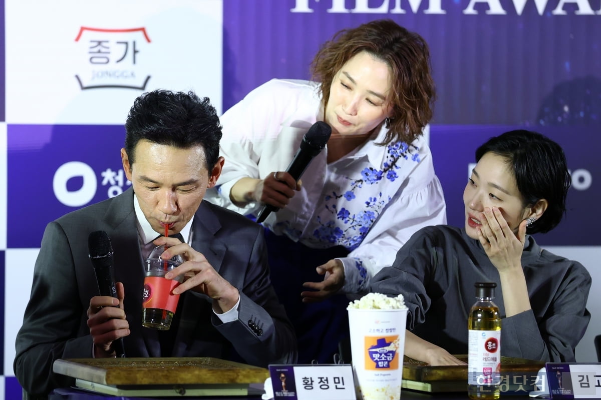 [PHOTOPIC] 황정민, 달콤한 말에 또 속아… '역대급 홍초짤 또 생성'