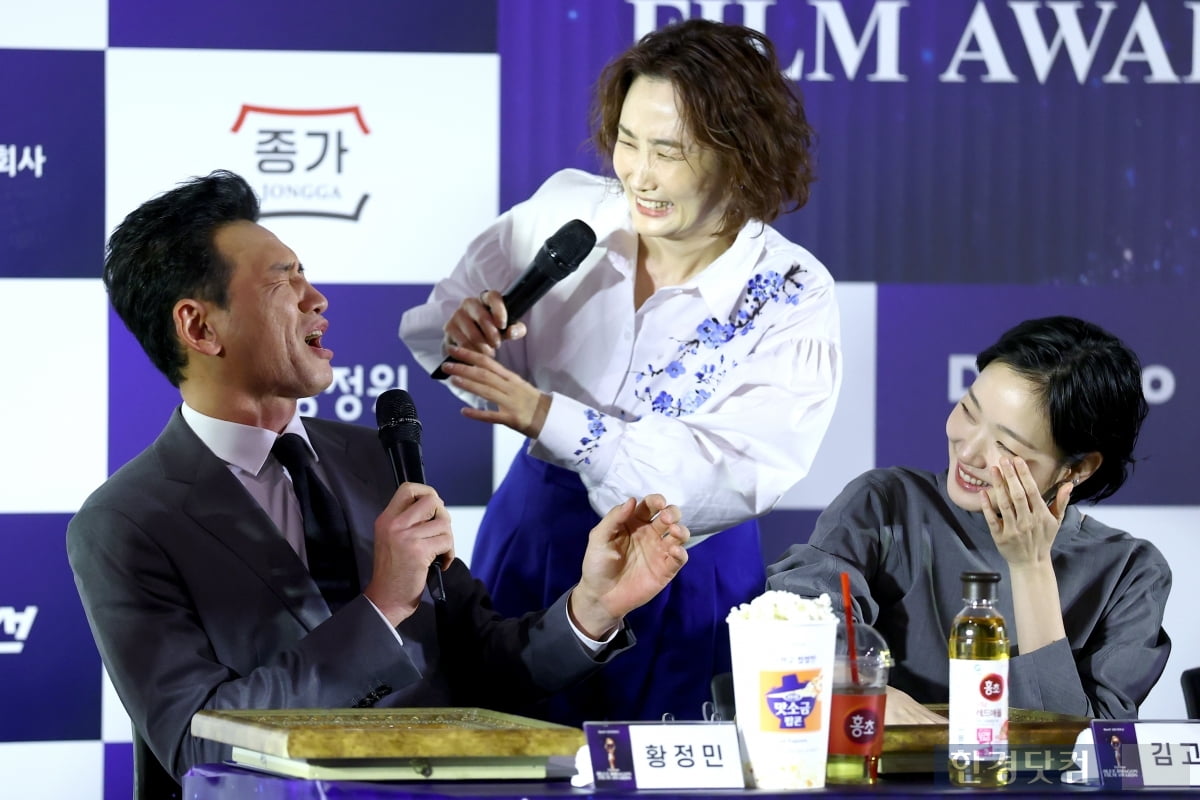 [PHOTOPIC] 황정민, 달콤한 말에 또 속아… '역대급 홍초짤 또 생성'