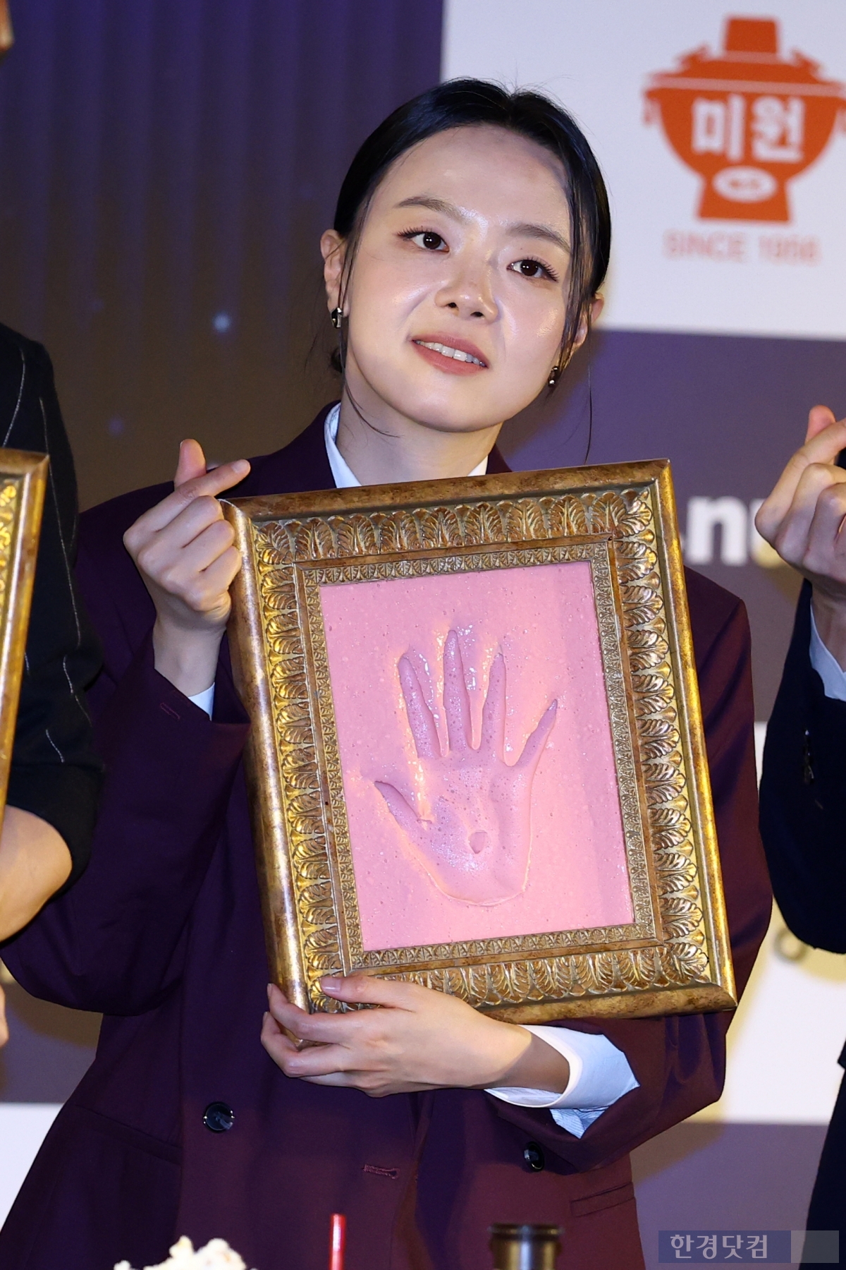 [PHOTOPIC] 핸드프린팅 들고 미소짓는 '45회 청룡영화상 수상자들'