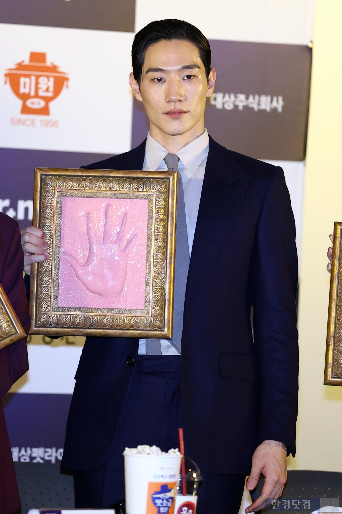 [PHOTOPIC] 핸드프린팅 들고 미소짓는 '45회 청룡영화상 수상자들'