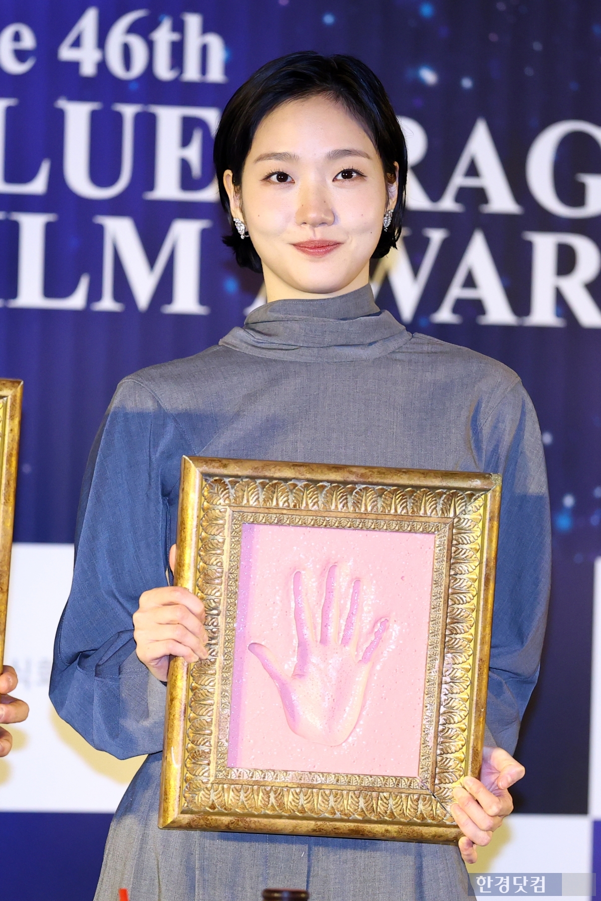 [PHOTOPIC] 핸드프린팅 들고 미소짓는 '45회 청룡영화상 수상자들'