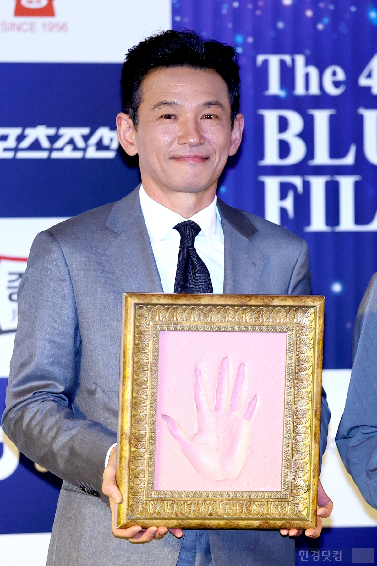 [PHOTOPIC] 핸드프린팅 들고 미소짓는 '45회 청룡영화상 수상자들'