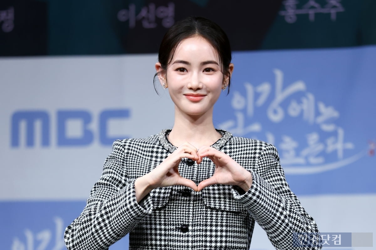 [포토] 홍수주, 'AI급 인형 미모에 시선강탈'